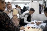 Sejumlah pencari kerja memadati Bursa Kerja Expo 2018 di Mall BTM, Kota Bogor, Jawa Barat, Kamis (9/8). Bursa kerja yang diikuti puluhan perusahaan dari berbagai bidang tersebut menyediakan ribuan lowongan kerja guna menekan angka pengangguran. ANTARA JABAR/Yulius Satria Wijaya/agr/18.