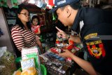 Petugas Bea Cukai memberikan sosialisasi pemilik warung saat razia di Blitar, Jawa Timur, Rabu (8/8). Direktoran Jenderal (Ditjen) Bea dan Cukai Kementrian Keuangan (Kemenkeu) RI berhasil menekan peredaran rokok ilegal sebesar 12,4 persen menjadi 7,04 persen sejak Januari hingga pertengahan 2018. Antara Jatim/Irfan Anshori/mas/18.