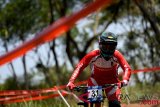 Atlet Balap Sepeda Indonesia Tiara Andini Prastika tampil di Seeding Run nomor Women Elite Downhill pada Asian Games ke-18 Tahun 2018 di Khe Bun Hill, Subang, Jawa Barat, Senin (20/8/2018). (ANTARA FOTO/NASGOC/Aji Wisnu Novianto)