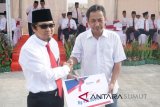 Perwakilan dari PT. Nindya (kiri) menyerahkan bantuan PKBL dan CSR