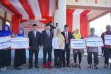 Penyerahan bantuan sosial program BUMN Hadir Untuk Negeri,  di Alul-alun Center Poin Kecamatan Tilongkabila Kabupaten Bone Bolango.