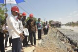 Bupati Banjar H. Khalilurrahman melakukan peninjauan lokasi pembangunan Siring di Kecamatan Martapura Timur, Kamis (23/08). Pembangunan Siring persisnya berada di Sisi kiri dan kanan Jembatan Dua Kiyai (KH Salim Ma’ruf–KH Anang Sya’rani Arif) menghubungkan Desa Pekauman – Kampung Melayu Kecamatan Martapura Timur yang merupakan lanjutan revitalisasi tepian Sungai Martapura.Proyek senilai Rp596 Juta tersebut rencananya akan dibangun juga diatasnya taman dan gazebo yang akan diselesaikan selama 90 hari yang bersumber dari Dana Alokasi Khusus.