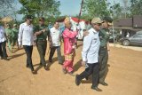 TMMD ke-102 Kodim 1006/Martapura di Desa Penyiuran, Kecamatan Pengaron tersebut ditutup resmi oleh Inspektorat Jenderal TNI Angkatan Darat, Mayjen TNI Johny Lumban Tobing di Lapangan Sepak Bola Desa Penyiuran, Rabu (8/8). Bupati mengucapkan terima kasih kepada satuan TNI khususnya Tim Satgas TMMD ke 102 Kodim 1006/Martapura. TMMD ke-102 dari 10 Juli - 8 Agustus 2018 membua jalan menghubungkan dua desa yaitu Penyiuran dan Antaraku sepanjang 10 KM menjadi layak dan nyaman. Serta, telah membangun 9 jembatan yang dapat membantu meningkatkan perekonomian masyarakat.Foto Antaranews Kalsel/hms/f