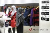 Calon pembeli memilih pakaian yang akan dibeli di toko retail di salah satu pusat perbelanjaan, Cibinong, Kabupaten Bogor, Jawa Barat, Sabtu (4/8). Badan Pusat Statistik (BPS) mencatat kenaikan inflasi inti pada Juli 2018 menunjukan meningkatnya daya beli masyarakat, Pada Juli 2018 komponen inflasi inti tercatat sebesar 2,87 persen atau tertinggi sepanjang tahun. ANTARA JABAR/Yulius Satria Wijaya/agr/18.
