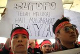 Sejumlah warga Suku Dayak Kalbar berunjukrasa menggugat Kepala Humas BNPB, Sutopo di DPRD Kalbar, Kamis (30/8). Aliansi Masyarakat Dayak Kalbar menuntut Kepala Pusat Data Informasi dan Humas Badan Nasional Penanggulangan Bencana (BNPB), Sutopo Purwo Nugroho untuk dihukum adat karena Ia mengatakan bahwa tradisi berladang serentak Suku Dayak menjadi penyebab bencana kabut asap di provinsi tersebut. ANTARA FOTO/HS Putra/jhw/18