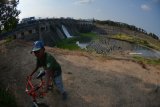 Seorang anak berada di Bendungan Sungai Sampean Baru Desa Bunotan, Tapen, Bondowoso, Jawa Timur, Senin (27/8). Selama musim kemarau, debit air Bendungan Sampean Baru turun dari 1,5 juta meter kubik menjadi 500 meter kubik, mengakibatkan distribusi air untuk lahan pertanian seluas sekitar 20 hektar di Kabupaten Bondowoso dan Situbondo menggunakan sistem gilir. Antara Jatim/Seno/mas/18.