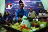 Ketua Umum Bintang Mercy Indonesia (BMI) Farhan Effendy memotong tumpeng saat deklarasi dukungan terhadap Capres Prabowo Subianto-Sandiaga Uno di Kota Kediri, Jawa Timur, Jumat (10/8). BMI yang merupakan organisasi kepemudaan sayap partai Demokrat tersebut secara serentak di sejumlah daerah se-Indonesia menyatakan dukungan dan siap menjadi relawan pemenangan Capres Prabowo Subianto-Sandiaga Uno pada Pemilu 2019. Antara Jatim/Prasetia Fauzani/mas/18.