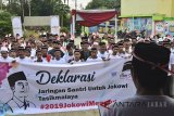 Sejumlah santri membacakan ikrar dukungan untuk Jokowi pada acara deklarasi dan tausiyah kebangsaan di Ponpes Al Hikmah, Sumelap, Tasikmalaya, Jawa Barat, Selasa (7/8). Santri yang tergabung dari Jaringan Santri Untuk Jokowi (Jasa Jokowi) Tasikmalaya menggelar deklarasi dukungan terhadap Joko Widodo atas pertimbangan yang diberikan para ulama di Tasikmalaya dalam menentukan sikap politik menghadapi tahun 2019. ANTARA JABAR/Adeng Bustomi/agr/18