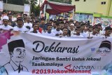 Sejumlah santri membacakan ikrar dukungan untuk Jokowi pada acara deklarasi dan tausiyah kebangsaan di Ponpes Al Hikmah, Sumelap, Tasikmalaya, Jawa Barat, Selasa (7/8). Santri yang tergabung dari Jaringan Santri Untuk Jokowi (Jasa Jokowi) Tasikmalaya menggelar deklarasi dukungan terhadap Joko Widodo atas pertimbangan yang diberikan para ulama di Tasikmalaya dalam menentukan sikap politik menghadapi tahun 2019. ANTARA JABAR/Adeng Bustomi/agr/18