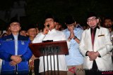     Ketua Umum Partai Gerindra Prabowo Subianto (tengah) didampingi Wakil Gubernur DKI Jakarta Sandiaga Uno (kedua kanan) dan sejumlah petinggi partai memberikan keterangan pers di kediaman Prabowo, Jalan Kertanegara, Jakarta, Kamis (9/8/2018). Prabowo dan Sandiaga Uno resmi maju mencalonkan diri sebagai pasangan capres dan cawapres pada Pilpres 2019. ANTARA FOTO/Sigid Kurniawan.