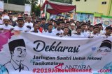 Sejumlah santri membacakan ikrar dukungan untuk Jokowi pada acara deklarasi dan tausiyah kebangsaan di Ponpes Al Hikmah, Sumelap, Tasikmalaya, Jawa Barat, Selasa (7/8/2018). Santri yang tergabung dari Jaringan Santri Untuk Jokowi (Jasa Jokowi) Tasikmalaya menggelar deklarasi dukungan terhadap Joko Widodo atas pertimbangan yang diberikan para ulama di Tasikmalaya dalam menentukan sikap politik menghadapi tahun 2019. (ANTARA FOTO/Adeng Bustomi)