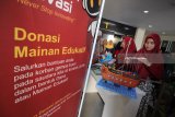 Mahasiswa Universitas Muhammadiyah Surabaya (UMS) memperlihatkan permainan edukatif anak dari limbah daur ulang berupa Kapal Perkalian di sela-sela acara 