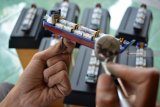 Perajin menyelesaikan pembuatan miniatur kapal Tanker di industri rumahan kawasan Ketegan, Tanggulangin, Sidoarjo, Jawa Timur, Sabtu (25/8). Miniatur kapal tersebut dijual dengan harga berkisar Rp500.000 sampai Rp1.000.000 tergantung ukuran dan kesulitannya. Antara Jatim/Umarul Faruq/mas/18.