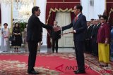 Presiden Joko Widodo (kanan) menerima surat kepercayaan Duta Besar Luar Biasa dan Berkuasa Penuh (LBBP) Thailand Songphol Sukchan (kiri) di Istana Merdeka, Jakarta, Senin (13/8). Presiden menerima delapan Duta Besar LBBP untuk Indonesia, di antaranya Thailand, Filipina, Guyana, Armenia dan Pakistan. ANTARA FOTO/Puspa Perwitasari/kye/18 