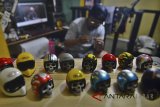 Rop Rop Al Arop (30), menyelesaikan pembuatan miniatur helm Skillo di Kampung Sindangsari, Kabupaten Garut, Jawa Barat, Kamis (30/8). Miniatur helm klasik yang dipakai untuk gantungan kunci tersebut diekspor ke negara Eropa bahkan Brasil dan Malaysia dengan harga Rp85 ribu - Rp130 ribu per helm. ANTARA JABAR/Adeng Bustomi/agr/18