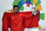 Pesilat Indonesia peraih medali emas Abdul Malik berpose usai upacara penyerahan medali Kelas B Putra Asian Games 2018 di Padepokan Pencak Silat Taman Mini Indonesia Indah (TMII), Jakarta, Senin (27/8/2018). (ANTARA FOTO/INASGOC/Melvinas Priananda)