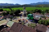 Foto aerial suasana proses evakuasi korban yang tertimbun reruntuhan Masjid Jabal Nur yang rusak akibat gempa di Tanjung, Lombok Utara, NTB, Selasa (7/8). Berdasarkan data BNPB mencatat sedikitnya 98 korban meninggal dunia akibat bencana gempa bumi yang terjadi Minggu (5/8) dan kemungkinan masih akan bertambah. Antara jatim/Zabur Karuru/18
