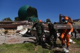 Sejumlah anggota Basarnas  mengevakuasi jenazah korban yang meninggal akibat tertimbun reruntuhan Masjid Jabal Nur yang rusak akibat gempa bumi di Tanjung, Lombok Utara, NTB, Selasa (7/8). Berdasarkan data BNPB mencatat sedikitnya 98 korban meninggal dunia akibat bencana gempa bumi yang terjadi Minggu (5/8) dan kemungkinan masih akan bertambah. Antara jatim/Zabur Karuru/18