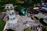 Foto aerial suasana proses evakuasi korban yang tertimbun reruntuhan Masjid Jabal Nur yang rusak akibat gempa di Tanjung, Lombok Utara, NTB, Selasa (7/8). Berdasarkan data BNPB mencatat sedikitnya 98 korban meninggal dunia akibat bencana gempa bumi yang terjadi Minggu (5/8) dan kemungkinan masih akan bertambah. Antara jatim/Zabur Karuru/18