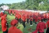 Peserta membuat formasi dalam Festival Merah Putih 2018 di lapangan Randu, Kebun Raya Bogor, Jawa Barat, Sabtu (11/8). Sebanyak 630 siswa SMA dan SMK se-Kota Bogor mengikuti kegiatan pembentukan formasi HUT RI, NKRI dan bendera Merah Putih dalam rangkaian menyambut HUT Kemerdekaan RI ke-73. ANTARA JABAR/Arif Firmansyah/agr/18.