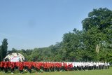 Peserta membuat formasi dalam Festival Merah Putih 2018 di lapangan Randu, Kebun Raya Bogor, Jawa Barat, Sabtu (11/8). Sebanyak 630 siswa SMA dan SMK se-Kota Bogor mengikuti kegiatan pembentukan formasi HUT RI, NKRI dan bendera Merah Putih dalam rangkaian menyambut HUT Kemerdekaan RI ke-73. ANTARA JABAR/Arif Firmansyah/agr/18.