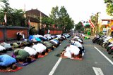 Masyarakat muslim di Kabupaten Gianyar, Bali, melaksanakan Shalat Idul Adha di jalan raya Kesatrian, depan masjid Al A'al, Gianyar, Rabu, yang selanjutnya diakhiri dengan silaturahim dan memotong hewan kurban. (Adi Lazuardi)