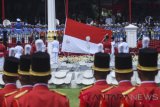     Pasukan Pengibar Bendera Pusaka (Paskibraka) mengibarkan Bendera Merah Putih saat upacara Pengibaran Bendera Merah Putih dalam rangkaian Peringatan Detik-detik Proklamasi Kemerdekaan ke-73 di Istana Merdeka, Jakarta, Jumat (17/8/2018). HUT ke-73 RI mengambil tema Kerja Kita Prestasi Bangsa. (ANTARA FOTO/Hafidz Mubarak A)