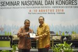 Ketua umum Ikatan Sarjana Ekonomi Indonesia (ISEI) terpilih periode 2018-2021 sekaligus Gubernur Bank Indonesia Perry Warjiyo (kiri) memberi cenderamata kepada Founder and Chairman CT Corp Chairul Tanjung saat acara penutupan Seminar Nasional dan Kongres ISEI XX di Trans Studio Hotel, Bandung, Jawa Barat, Jumat (10/8). Acara yang diikuti oleh sejumlah pelaku ekonomi dan alumni sarjana ekonomi dari berbagai daerah di Indonesa tersebut menghasilkan rumusan yakni memperkuat produktivitas perekonomian nasional serta harmonisasi sektor formal dan informal. ANTARA JABAR/Novrian Arbi/agr/18.