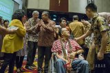 Ketua umum Ikatan Sarjana Ekonomi Indonesia (ISEI) terpilih periode 2018-2021 sekaligus Gubernur Bank Indonesia Perry Warjiyo (keempat kiri) menyapa sejumlah tamu undangan saat acara penutupan Seminar Nasional dan Kongres ISEI XX di Trans Studio Hotel, Bandung, Jawa Barat, Jumat (10/8). Acara yang diikuti oleh sejumlah pelaku ekonomi dan alumni sarjana ekonomi dari berbagai daerah di Indonesa tersebut menghasilkan rumusan yakni memperkuat produktivitas perekonomian nasional serta harmonisasi sektor formal dan informal. ANTARA JABAR/Novrian Arbi/agr/18.