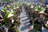 Ribuan penari menghibur warga saat Festival Helaran Seni Budaya 2018 di Kota Bogor, Jawa Barat, Minggu (12/8). Festival Helaran Seni Budaya 2018 merupakan puncak peringatan Hari jadi Bogor ke-536 ini diikuti ribuan peserta dari berbagai Kota dan Kabupaten di Jawa Barat yang bertujuan untuk promosi pariwisata kota Bogor. ANTARA JABAR/Arif Firmansyah/agr/18
