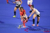 Pemain Hoki Indonesia, Yuanita Suwito (kiri) berebut bola dengan pemain Korea Selatan, Yuri Lee dalam babak penyisihan grup Hoki Putri Asian Games 2018 di Lapangan Hoki, Komplek Gelora Bung Karno, Jakarta, Selasa (21/8/2018). (ANTARA FOTO/INASGOC/Dhoni Setiawan)