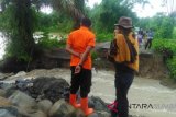 Dihantam luapan Sungai Kerinci, jalan penghubung Cacang Randah-Bukik Lintang jebol sepanjang enam meter