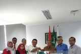 Penyerahan bantuan hewan kurban dari PT Bank Syariah Mandiri Regional Office (RO) V Jawa 2 oleh Gunawan Arief Hartoyo selaku RO Head kepada Ketua Yayasan Rumah Sakit Islam (Yarsis) Surabaya, Mohammad Nuh DEA. Antara Jatim/Humas BSM/mas/18.