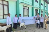 Penyerahan bantuan hewan kurban dari PT Bank Syariah Mandiri Area Office Surabaya Jemur Handayani kepada Madrasah Aliyah (MA) Negeri Surabaya yang diterima oleh Kepala Madrasah Fathurrohman. Antara Jatim/Humas BSM/mas/18.