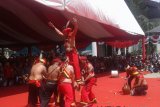Perwakilan Dayak Kalimantan Barat Pada Pembukaan Festival Budaya Borneo 2 se-Kalimantan, di Kota Banjarmasin Menampilkan Atraksi Kebal Terhadap Mandau,Sabtu (11/8).Foto:Antaranews Kalsel/Arianto.