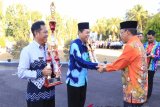Penjabat Bupati Tanah Laut Siswansyah Menyerahkan Piala Catur Beregu Festival Olahraga antar ASN 2018, Selasa (14/8).Foto:Antaranews Kalsel/Arianto.