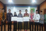 Bank Kalsel Memberikan Beasiswa Kepada Tiga Mahasiswa di Acara Syukuran Milad ke-14 Unit Usaha Syariah Bank Kalsel, Rabu (15/8).Foto:Antaranews Kalsel/Arianto.