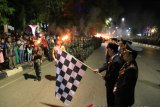 Penjabat Bupati Tanah Laut Siswansyah Mengibarkan Bendera Dimulainya Pawai Taptu Malam Tanggal 17 Agustus 2018, di depan Balairung Tuntung Pandang Pelaihari, Kamis (16/8).Foto:Antaranews Kalsel/Arianto.