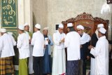 Penjabat Bupati Tanah Laut Siswansyah Bersalam Salaman Sebagai Tanda Mempererat Tali Silaturahmi Usai Melasanakan Shalat Idul Adha 1439 Hijriah Bersama Masyarakat Tanah Laut, di Masjid Agung Syuhada Pelaihari, Rabu (22/8).Foto:Antaranews Kalsel/Arianto.