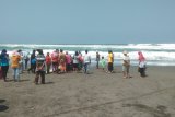 Hiu terdampar di Pantai Parangkusumo menjadi tontonan