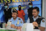 Petugas imigrasi kelas III Kediri menunjukkan paspor izin tinggal warga negara asing (WNA) asal Bangladesh yang telah melebihi batas izinnya di Kantor Imigrasi Kelas III  Kediri, Jawa Timur, Rabu (8/8). Selama 2018, Imigrasi Kediri telah melakukan deportasi pada lima orang WNA terkait dokumen. Antara Jatim/Asmaul Chusna/mas/18.