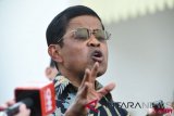     Mensos Idrus Marham memberikan keterangan kepada wartawan seusai menyerahkan surat pengunduran dirinya selaku Mensos kepada Presiden Jokowi di Kompleks Istana, Jakarta, Jumat (24/8/2018). Idrus menyatakan mundur dari jabatannya setelah mendapat Surat Penyidikan dari KPK terkait kasus dugaan suap proyek PLTU Riau-1. (ANTARA FOTO/Hafidz Mubarak A)