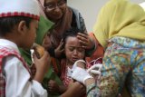 Petugas kesehatan menyuntikan vaksin Measles and Rubella (MR) kepada murit TK Islam Al Falah di Kota Kediri, Jawa Timur, Kamis (9/8). Pemerintah melalui Kementerian Kesehatan melakukan kampanye imunisasi MR lanjutan untuk anak usia sembilan bulan hingga 15 tahun tahap ke dua atas rekomendasi dari Organisasi Kesehatan Dunia (WHO). Antara jatim/Prasetia Fauzani/zk/18