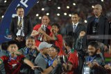 Ketua Umum PSSI Edy Rahmayadi (kedua kiri) menyerahkan piala AFF U-16 kepada pesepak bola Indonesia U-16 David Maulana (tengah) usai pertandingan Final Piala AFF U-16 di Stadion Gelora Delta Sidoarjo, Jawa Timur, Sabtu (11/8). Indonesia U-16 menjadi juara Piala AFF U-16 usai menang atas Thailand U-16 5-4 (1-1). Antara Jatim/M Risyal Hidayat/mas/18.