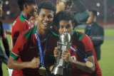 Pesepak bola Indonesia U-16 Amiruddin Bagas Kaffa Arrizqi (kiri) dan Amiruddin Bagus Kahfi Alfikri (kanan) memegang trofi usai memenangkan pertandingan Final Piala AFF U-16 di Stadion Gelora Delta Sidoarjo, Jawa Timur, Sabtu (11/8). Indonesia U-16 menjadi juara Piala AFF U-16 usai menang atas Thailand U-16 5-4 (1-1). Antara Jatim/M Risyal Hidayat/mas/18.