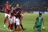 Pesepak bola Indonesia U-16 melakukan selebrasi usai memenangkan adu tendangan pinalti dengan Thailand U-16 dalam pertandingan Final Piala AFF U-16 di Stadion Gelora Delta Sidoarjo, Jawa Timur, Sabtu (11/8). Indonesia U-16 menjadi juara Piala AFF U-16 usai menang atas Thailand U-16 5-4 (1-1). Antara Jatim/M Risyal Hidayat/mas/18.