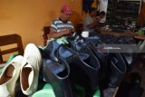 Perajin membuat sepatu di industri rumahan kerajinan sepatu kulit di Kabupaten Magetan, Jawa Timur, Senin (6/8). Industri rumahan tersebut memproduksi rata-rata 60 pasang sepatu per hari, dan dijual dengan harga antara Rp100 ribu hingga Rp500 ribu per pasang. Antara Jatim/Foto/Siswowidodo/18