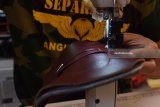 Perajin membuat sepatu di industri rumahan kerajinan sepatu kulit di Kabupaten Magetan, Jawa Timur, Senin (6/8). Industri rumahan tersebut memproduksi rata-rata 60 pasang sepatu per hari, dan dijual dengan harga antara Rp100 ribu hingga Rp500 ribu per pasang. Antara Jatim/Foto/Siswowidodo/18