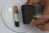 Mahasiswa menunjukkan inti bateray (kutub negatif) hasil inovasinya yang menggunakan besi bekas di Laboratorium Teknik Kimia, Universitas Brawijaya, Malang, Jawa Timur, Kamis (2/8). Inti baterai yang dibuat dengan lempeng tembaga dan besi bekas tersebut mampu menyimpan energi listrik tujuh kali lipat lebih banyak serta lebih tahan lama dibanding bateray lithium pada umumnya. Antara jatim/Ari Bowo Sucipto/18
