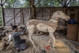 Perajin menyelesaikan pembuatan meja yang terbuat dari olahan kayu di Cikereteg, Kabupaten Bogor, Jawa Barat, Rabu (1/8). Pemerintah melalui Kementerian Lingkungan Hidup dan Kehutanan berencana akan memberikan insentif UKM pada bidang furnitur dari sisi Sistem Verifikasi dan Legalitas Kayu (SVLK) yang menjadi salah satu indikator kenaikan ekspor kayu dan produk kayu olahan Indonesia. ANTARA JABAR/Raisan Al Farisi/agr/18.